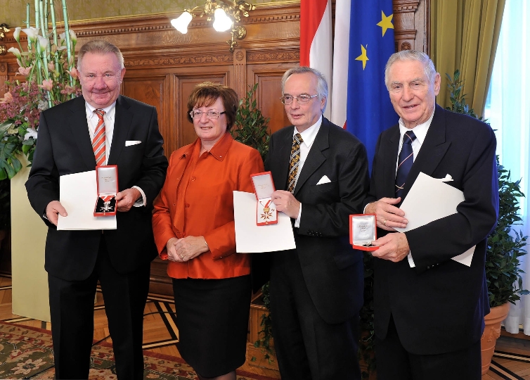 von li nach re: Dirketor Manfred Schuhmayer, Dritte Landtagspräsidentin Marianne Klicka, KR Dr. Friedrich Noszek, Dr. Heinrich Schöll