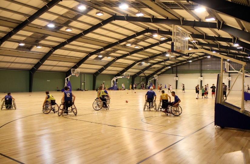Die große Basketballhalle bietet über 2500 Quadratmeter Platz und verfügt über vier Plätze mit einem speziellen Schwingboden