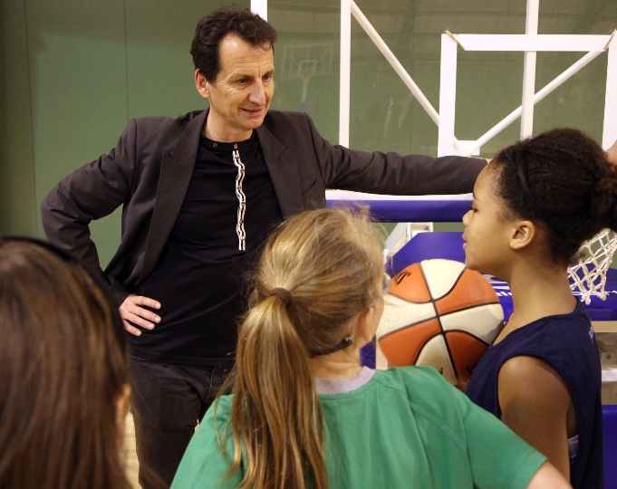 Jugend- und Sportstadtrat Christian Oxonitsch im Gespräch mit jungen BasketballerInnen