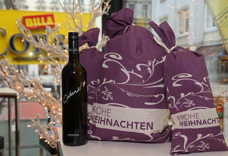 Der umweltfreundliche Wiener Weihnachtssack wieder im BILLA Regal
