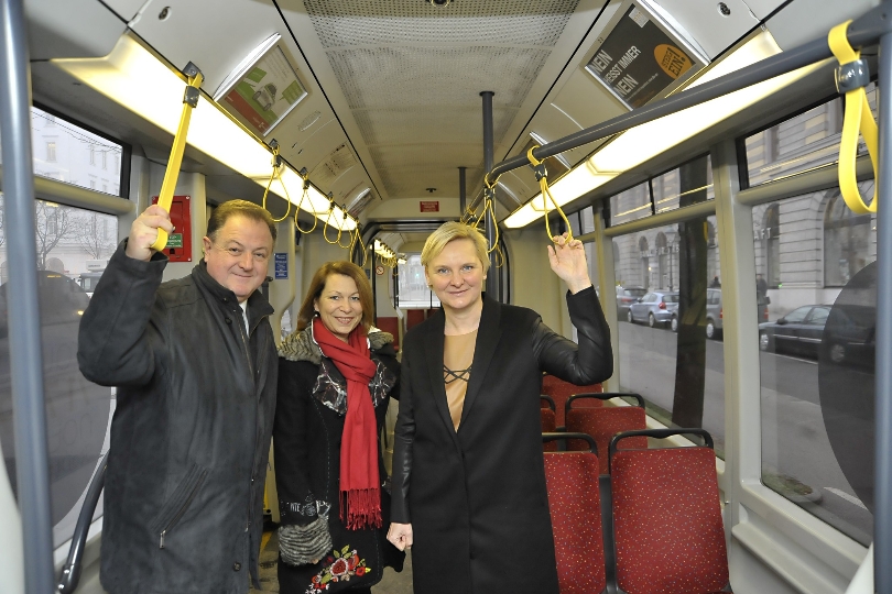 Stadträtin Sandra Frauenberger präsentiert eine eigens vom Frauennotruf der Frauenabteilung der Stadt Wien (MA 57) gestaltete Straßenbahn, die zum Thema „Gewalt gegen Frauen“ sensibilisiert. Die GeschäftsführerInnen der Wiener Linien Alexandra Reinagl und Eduard Winter freuen sich, die Initiative unterstützen zu können.