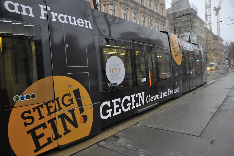 Die vom Frauennotruf der Frauenabteilung der Stadt Wien gestaltete Straßenbahn