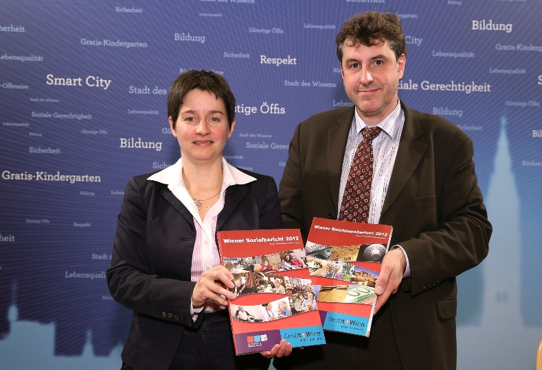 Gesundheits- und Sozialstadträtin Sonja Wehsely und Peter Stanzl, Leiter der Sozialplanung der MA 24 präsentierten heute den Wiener Sozialbericht 2012