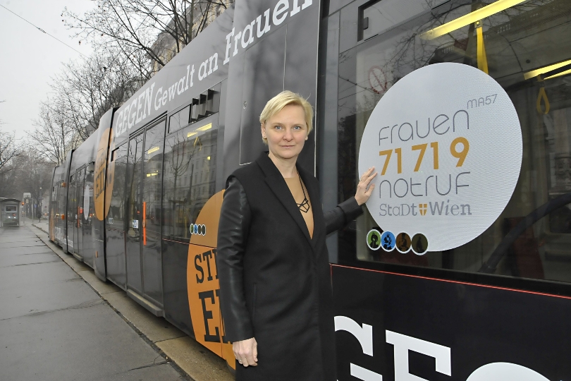Stadträtin Sandra Frauenberger präsentiert eine eigens vom Frauennotruf der Frauenabteilung der Stadt Wien (MA 57) gestaltete Straßenbahn, die zum Thema „Gewalt gegen Frauen“ sensibilisiert.