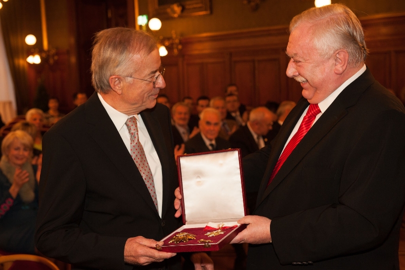 Landeshauptmann a.D. Herbert Sausgruber erhält von Landeshauptmann Michael Häupl das Große Goldene Ehrenzeichen für Verdienste um das Land Wien mit dem Stern