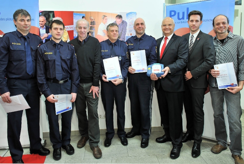 LTP Harry Kopietz (3.v.r), geschäftsführender Präsident von PULS Dr. Mario Krammel (2.v.r.) und Patient (3.v.l) danken dem Ersthelfer (ganz rechts) und den Lebensrettern der Polizei