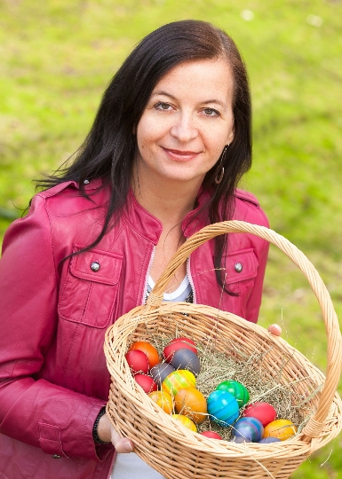 Stadträtin Ulli Sima präsentiert Bio-Eier Osterkorb