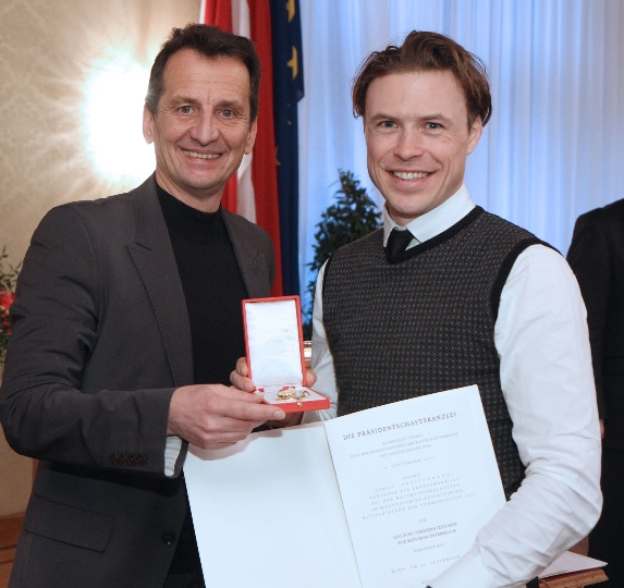 Stadtrat Christian Oxonitsch übergibt das Goldene Verdienstzeichen der Republik Österreich an Tobias Breitschädel, der bei der Mountainbike-Orienteering WM 2012 eine Goldmedaille gewonnen hat.