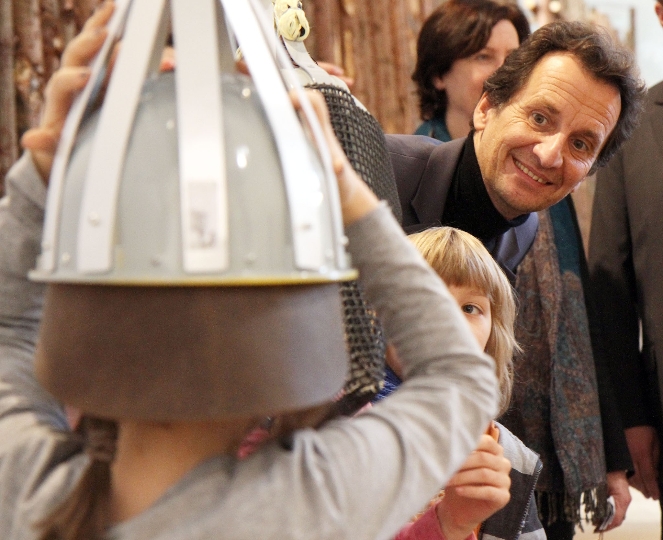 Stadtrat Christian Oxonitsch und ein Kind mit einem Ritter-Turnierhelm 