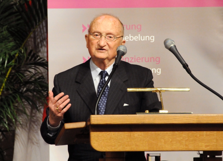 Walter Thirring mit dem Paul Watzlawick-Ehrenring bei der Wiener Vorlesung "Für eine Metaphysik des Seins" im Festsaal des Wiener Rathauses