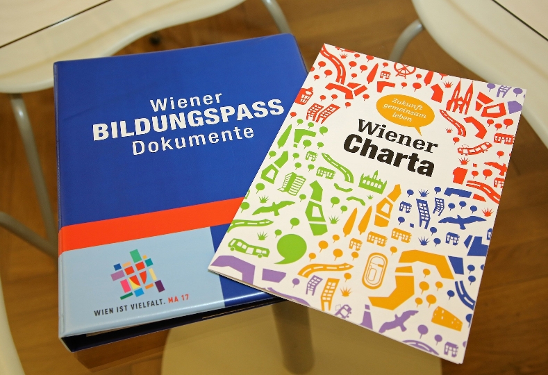 Wiener Bildungspass-Mappe und Wiener Charta-Unterlagen