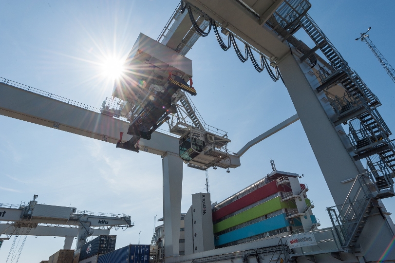 Dritter Kran für Containerterminal im Hafen Wien
