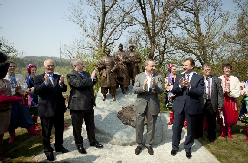 Bürgermeister Häupl und Bürgermeister Popov aus Kiew bei der Denkmalenthüllung am Leopoldsberg