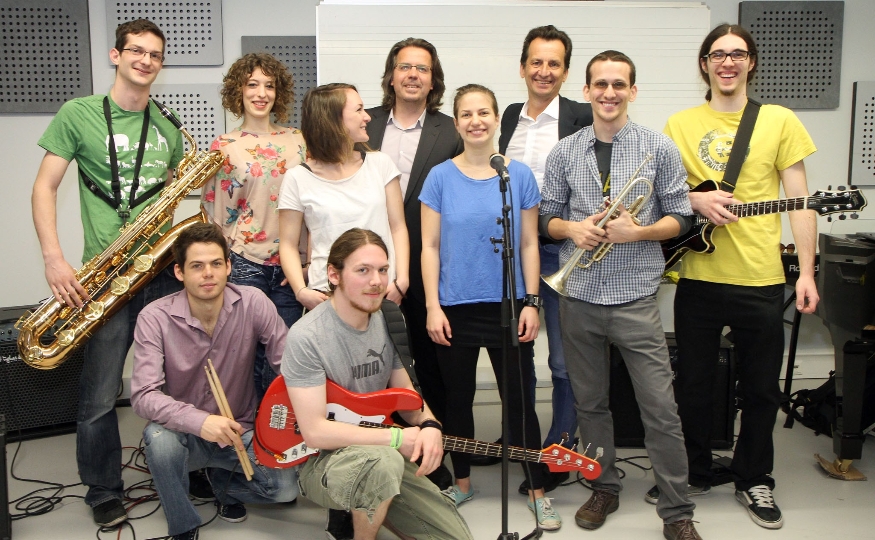 Leiter des Jam Music Lab Marcus Ratka mit Jugendstadtrat Christian Oxonitsch und StudentInnen des Jam Music Lab 