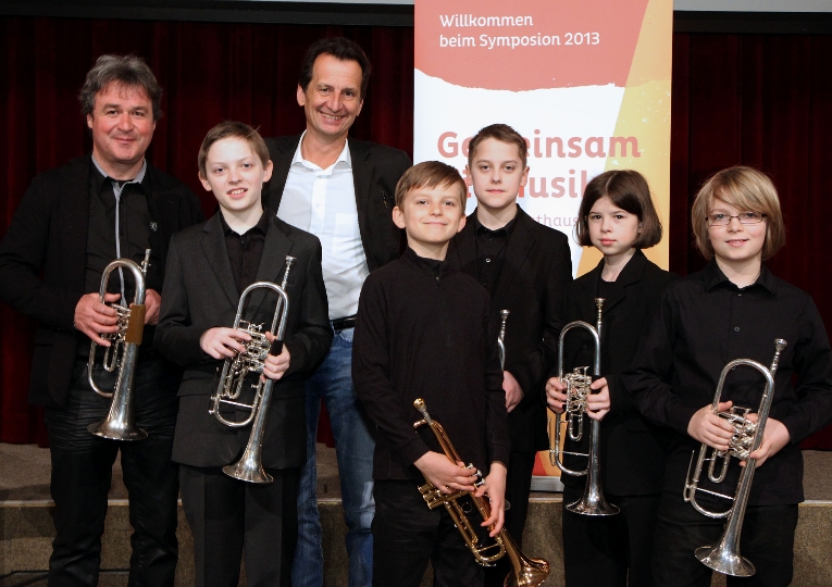 Bildungs- und Jugendstadtrat Christian Oxonitsch mit einem Lehrer und SchülerInnen einer Wiener Musikschule