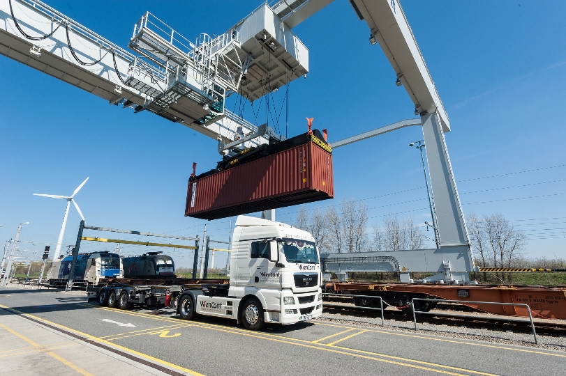 Dritter Kran für Containerterminal im Hafen Wien