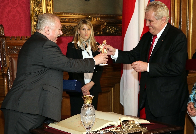Bürgermeister Michael Häupl überreicht Tschechiens Staatspräsidenten Milos Zeman ein Gastgeschenk