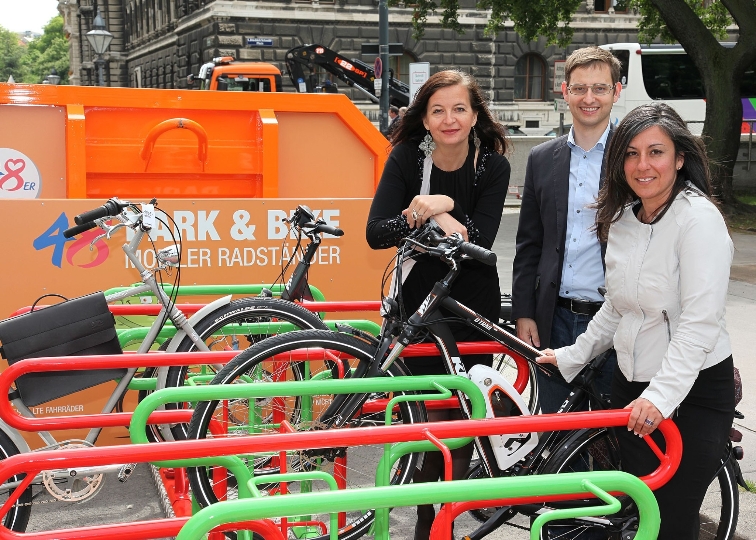 Mobile Fahrradständer für noch mehr Mobilität in Wien: Umweltstadträtin Ulli Sima, Martin Blum von der Radagentur und Verkehrsstadträtin Maria Vassilakou