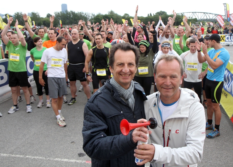StR. Christian Oxonitsch und X-Cross-Run-Organisator Hannes Meniz geben den Startschuss für 2500 TeilnehmerInnen