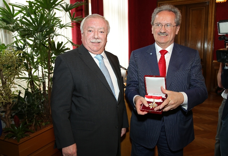 Bürgermeister und Landeshauptmann Michael Häupl überreicht dem Münchner Oberbürgermeister Christian Ude das Große Goldene Ehrenzeichen für Verdienste um das Land Wien