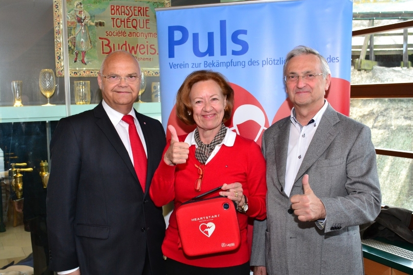 der "Schweizerhaus-Defi" mit Landtagspräsident Prof. Harry Kopietz (Präsident von Puls) sowie Hanni und Dipl- Kfm. Karl-Jan Kolarik (Schweizerhaus)