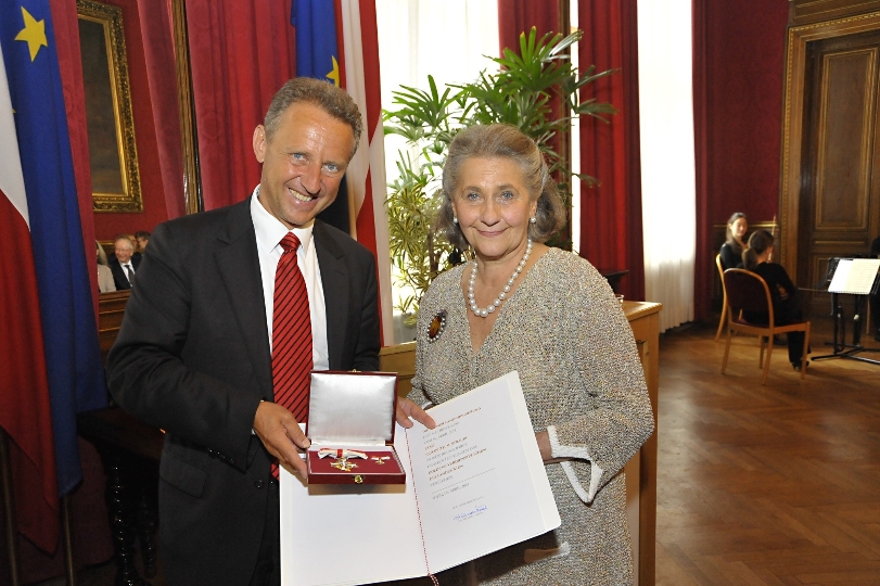 Gemeinderat Ernst Woller überreicht Sissy Strauss das Goldene Verdienstzeichen des Landes Wien