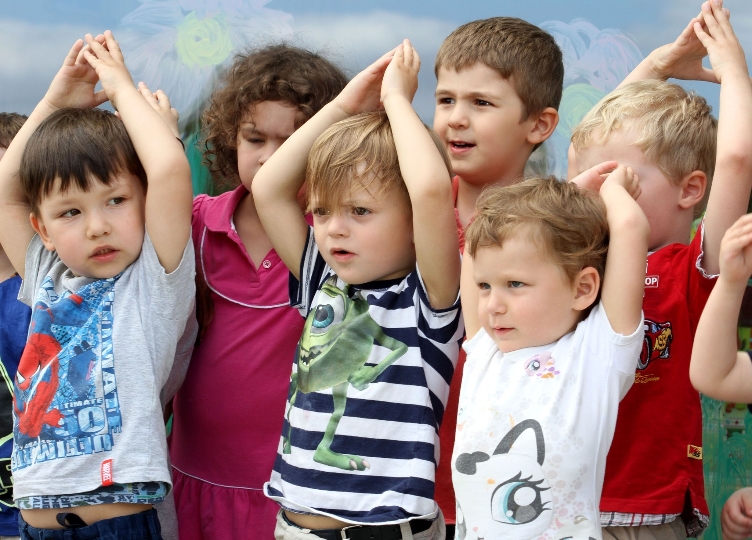 Kindergartenkinder feiern im neuen Kindergarten in Wien-Liesing