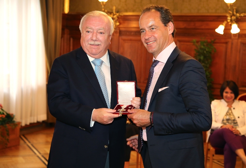 Bürgermeister Häupl überreicht Erwin Soravia das Goldene Verdienstzeichen des Landes Wien