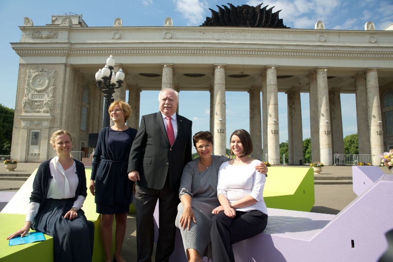 Bürgermeister Michael Häupl und Vizebürgermeisterin Renate Brauner zeigen die Enzis im Moskauer Gorki Park