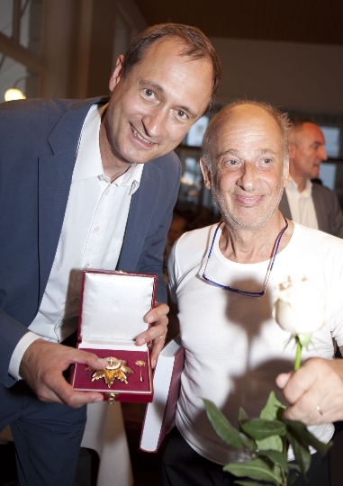 Luc Bondy, langjähriger Intendant der Wiener Festwochen, wird von Kulturstadtrat Andreas Mailath-Pokorny mit dem Goldenen Verdienstzeichen des Landes Wien ausgezeichnet