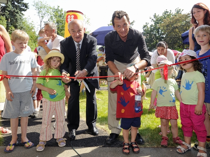 Bildungsstadtrat Christian Oxonitsch und Bezirksvorsteher Adolf Tiller eröffnen den neuen Kinderfreunde-Kindergarten in der Paradisgasse