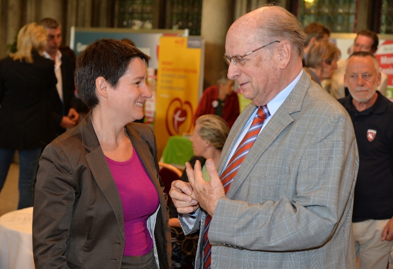 Gesundheits- und Sozialstadträtin Sonja Wehsely mit Udo Jesionek, Präsident des "WEISSEN RINGES", der auch beim Start zum Monat der SeniorInnen über sein Angebot informierte
