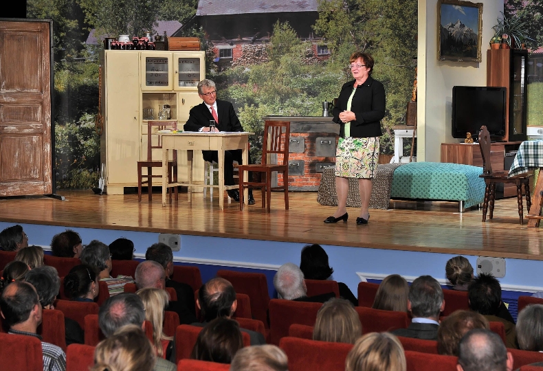Die Dritte Präsidentin des Wr. Landtags Marianne Klicka und Gerhard Blaboll bei der Buchpräsentation auf der Bühne des Gloria Theaters