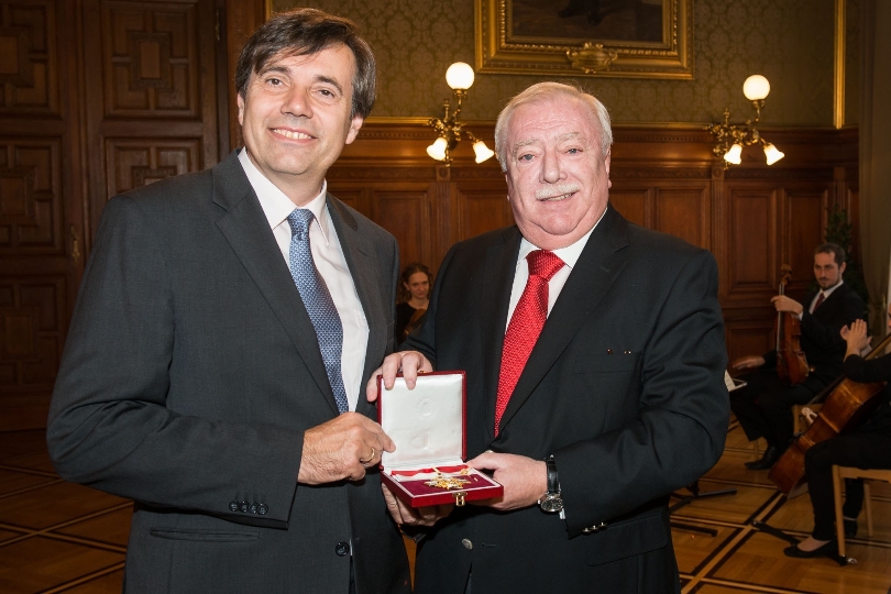 Bürgermeister Michael Häupl überreicht Sektionschef Matthias Tschirf das Große Goldene Ehrenzeichen für Verdienste um das Land Wien