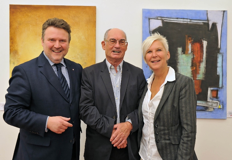 Wohnbaustadtrat Michael Ludwig mit Künstler Gerhard Slama und Gemeinderätin Susanne Bluma