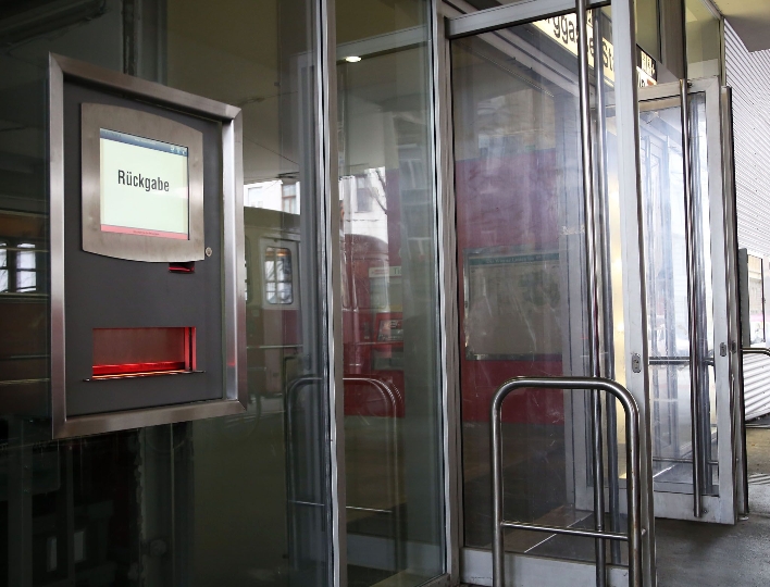 Der Automat befindet sich vor dem Lift zur Hauptbücherei am Verkehrsknotenpunkt Urban-Loritz-Platz und ist barrierefrei zugänglich