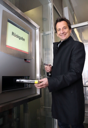 Stadtrat Christian Oxonitsch nahm den Automaten in Betrieb