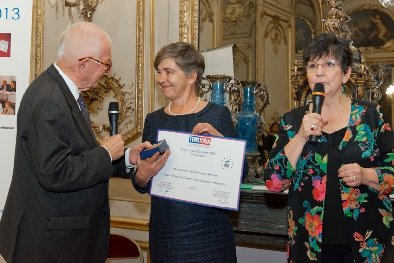 Charta-Projektleiterin Ursula Struppe nimmt Pariser Prix Territoria in Empfang