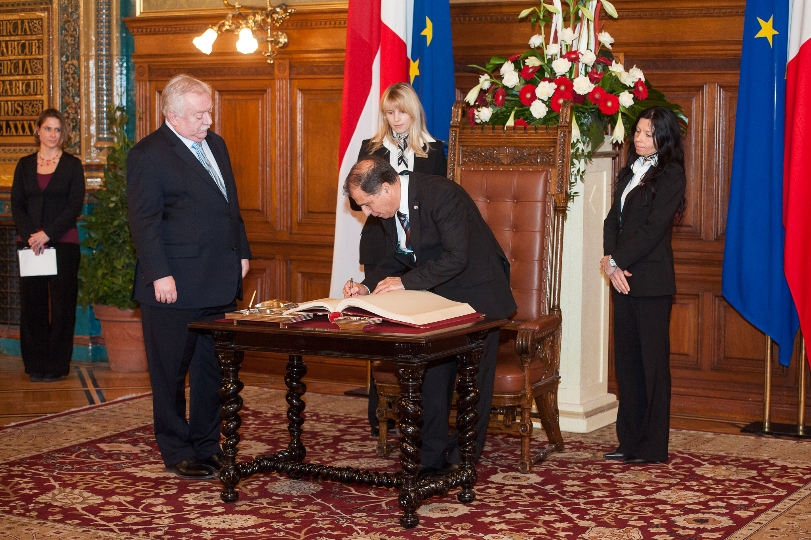 Staatspräsident von Malta Dr. George Abela trägt sich ins Goldene Buch der Stadt Wien ein
