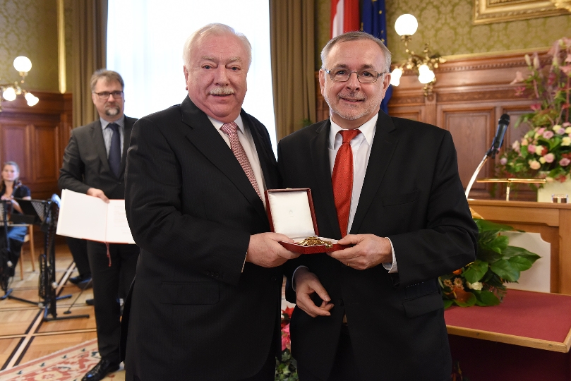 Bürgermeister Michael Häupl überreicht Historiker Oliver Rathkolb das "Goldene Ehrenzeichen für Verdienste um das Land Wien".