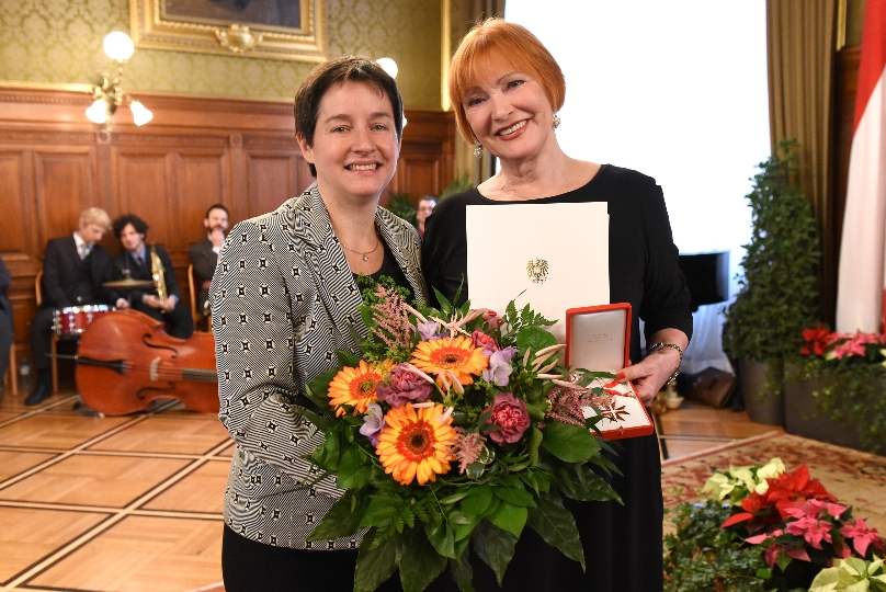 Chris Lohner bekommt von Stadträtin Sonja Wehsely das goldene Ehrenzeichen für die Verdienste um die Republik Österreich überreicht.