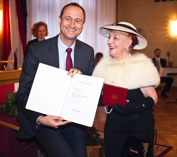 Stadtrat Mailath überreicht das Goldene Verdienstzeichen des Landes Wien an Balletttänzerin Hely Scholtze.
