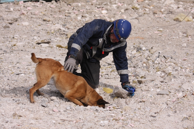Hundeführer Peter Schüler und Rettungshündin Dora bei der Einsatzübung.