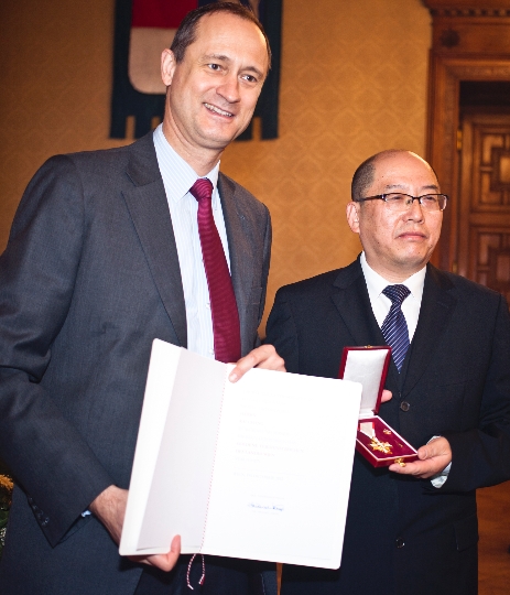 Stadtrat Mailath überreicht das Goldene Verdienstzeichen des Landes Wien an Konzertveranstalter Kai Chang.