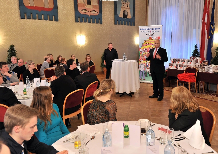 Landtagspräsident Prof. Harry Kopietz begrüßt die Zuckerbäckerlehrlinge im Wiener Rathaus