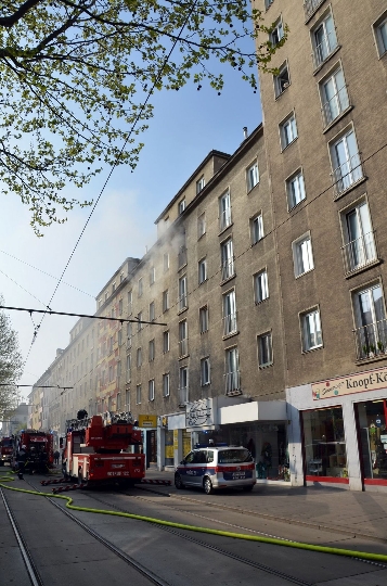 Berufsfeuerwehr Wien löscht Brand in der Simmeringer Hauptstraße