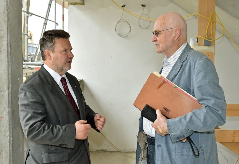 Stadtrat Michael Ludwig im Gespräch mit BROT-aspern-Projektkoordinator Walther Schattovits