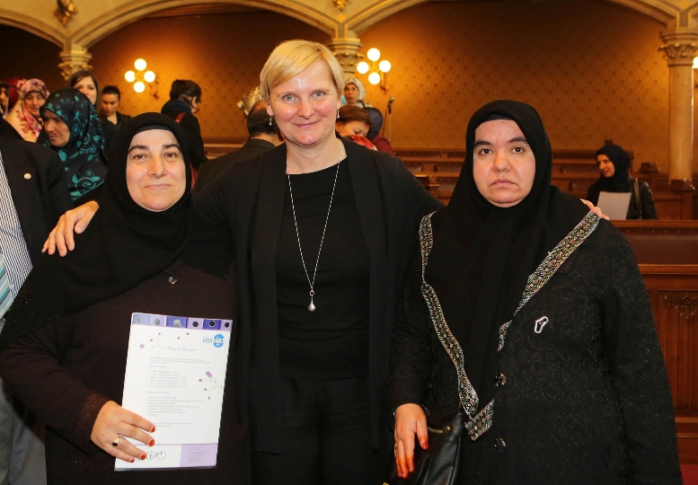 Stadträtin Frauenberger bei der Verleihung der Teilnahmezertifikate an Absolventinnen des Frauen College.