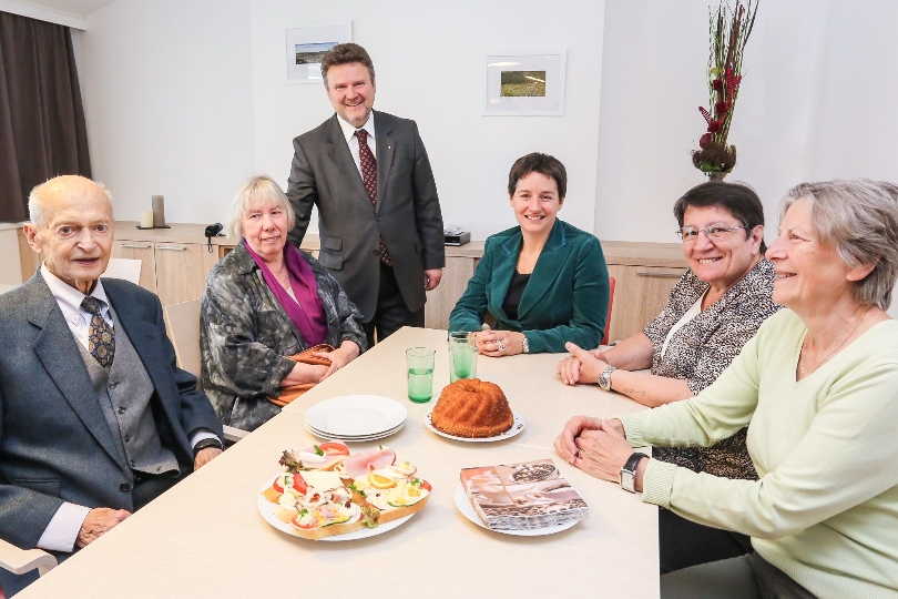 Zu Besuch in der neuen SeniorInnen-WG im Gemeindebau Kapaunplatz: Stadträtin Sonja Wehsely und Stadtrat Michael Ludwig im Gespräch mit vier BewohnerInnen.