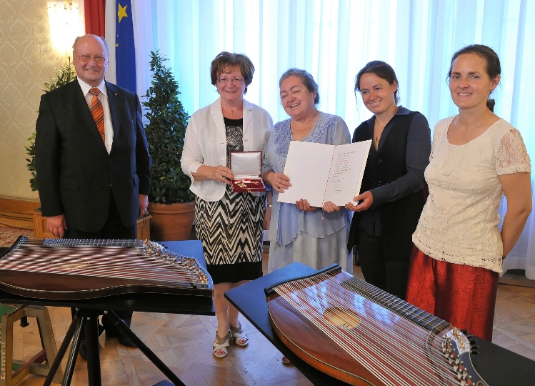 Die Dritte Präsidentin des Wr. Landtags Marianne Klicka mit Frau Prof. Hannelore Laister, ihrem Mann und den beiden Töchtern.